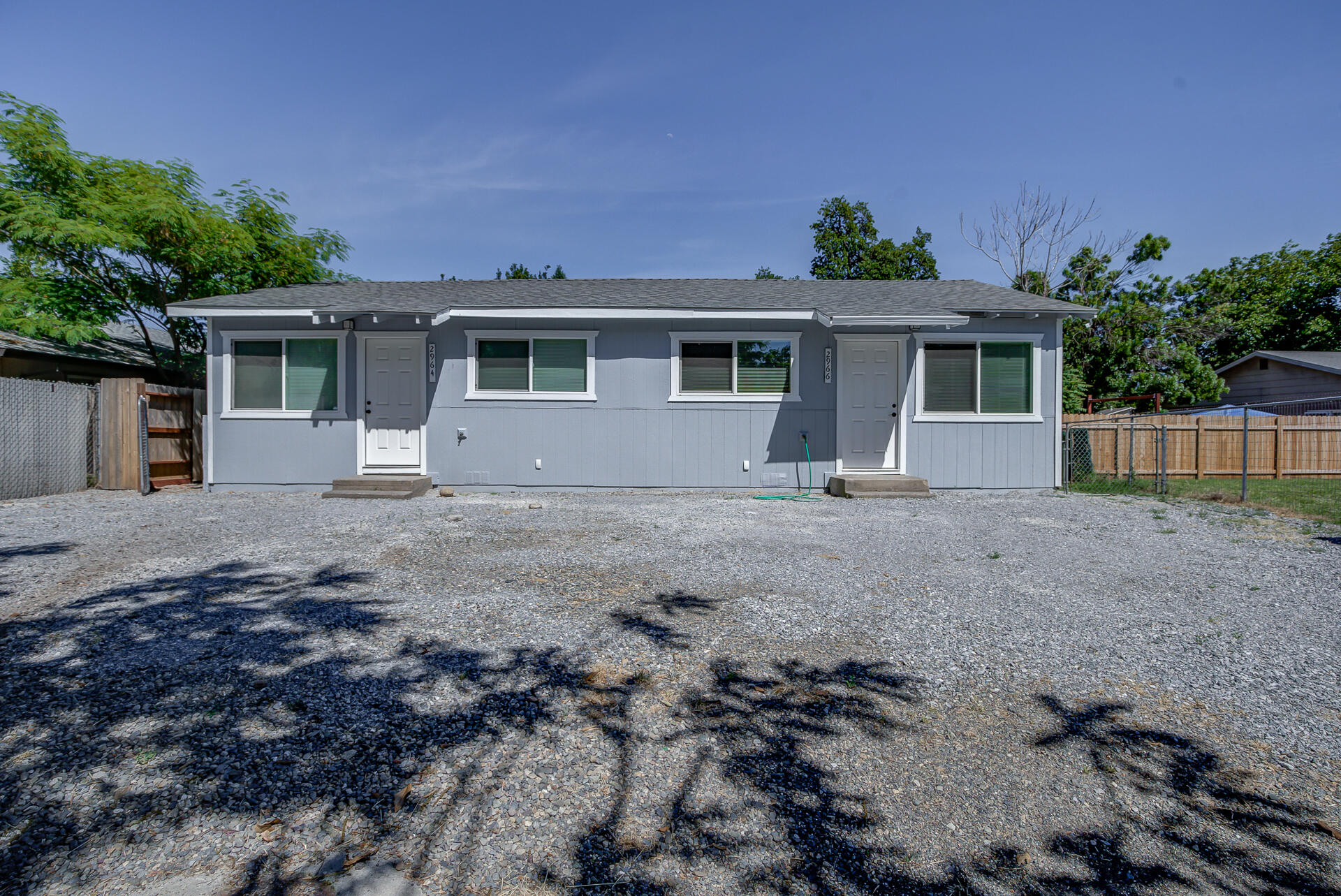 a view of a house with backyard