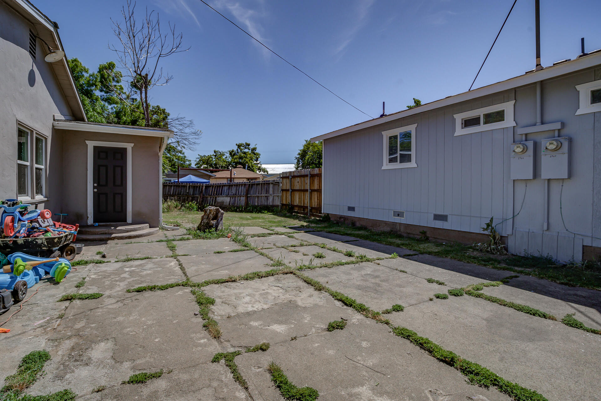 2962 Lanning Avenue Redding, CA 96001 - Photo 22 of 38 a front view of a house with garden