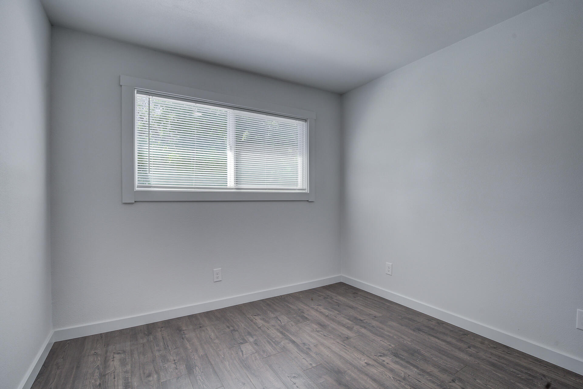 2962 Lanning Avenue Redding, CA 96001 - Photo 31 of 38 an empty room with a window