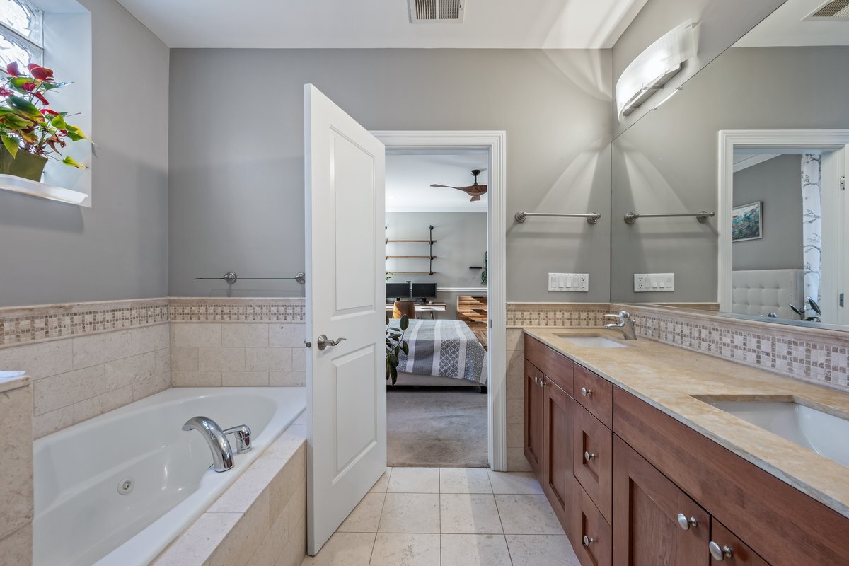 1025 West Monroe Street, Unit 3W Chicago, IL 60607 - Photo 12 of 19 a bathroom with a tub sink and mirror