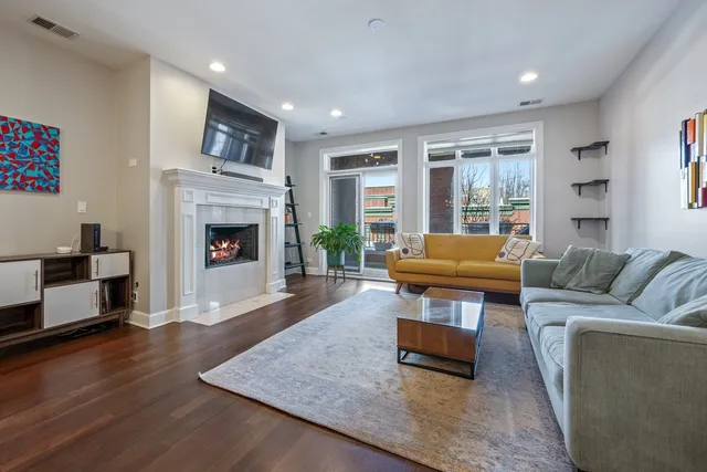 $695,000 | 1025 West Monroe Street, Unit 3W, Chicago, IL 60607