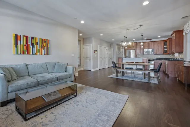 $695,000 | 1025 West Monroe Street, Unit 3W, Chicago, IL 60607