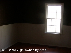 914 South Rusk Street Amarillo, TX 79102 - Photo 4 of 11 a view of an empty room and a window