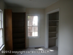 914 South Rusk Street Amarillo, TX 79102 - Photo 10 of 11 a view of an empty room and a window