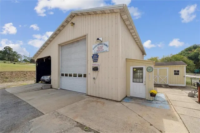 a view of a house with backyard