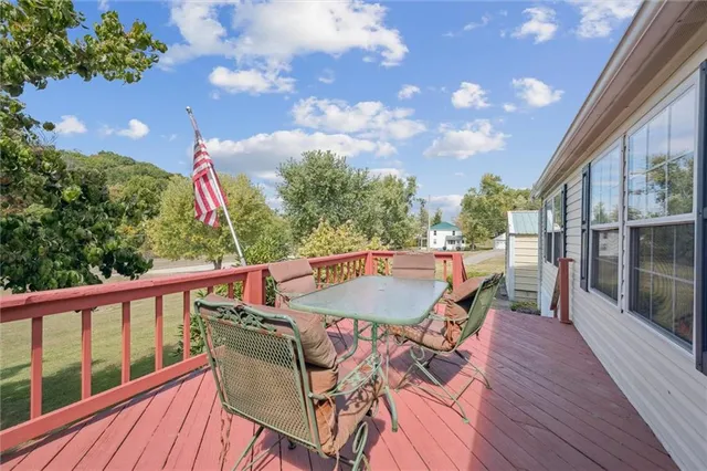 a view of backyard of the house