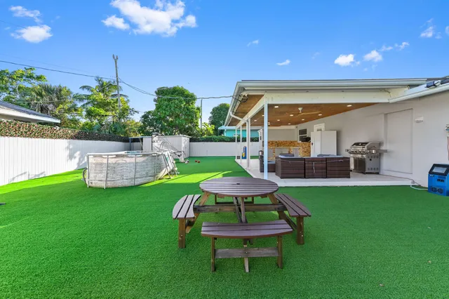 a view of a backyard