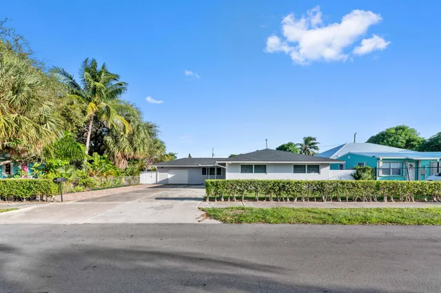 a view of a house with backyard and trees