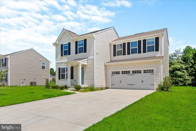 a view of an house with backyard and garden