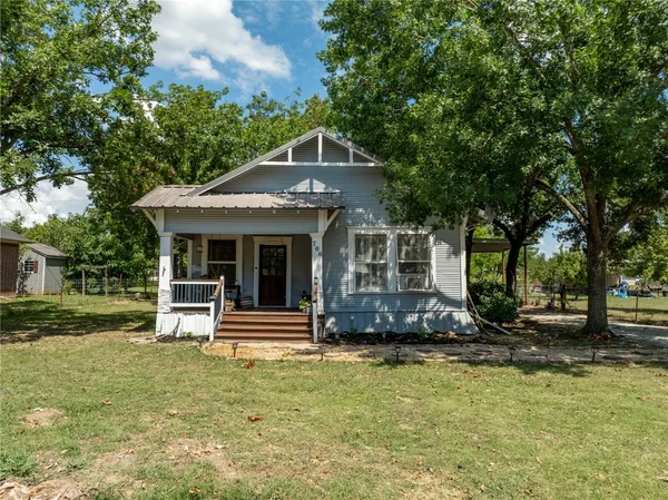 $154,000 | 706 Gassaway Avenue, Lott, TX 76656