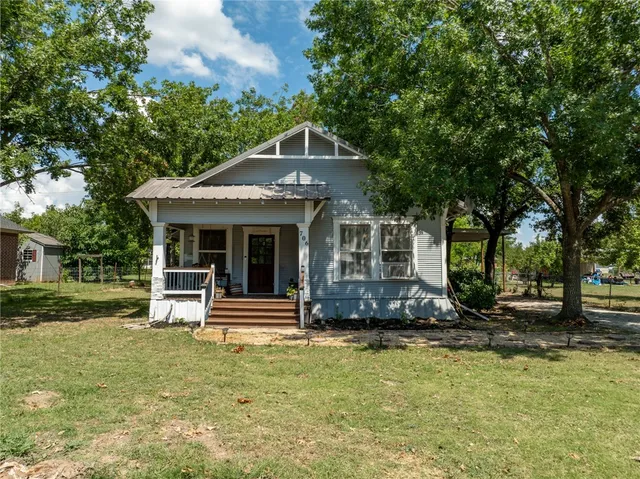 $154,000 | 706 Gassaway Avenue, Lott, TX 76656