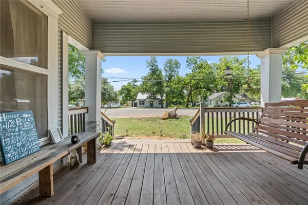 $154,000 | 706 Gassaway Avenue, Lott, TX 76656