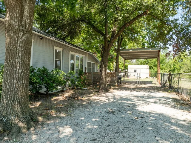 $154,000 | 706 Gassaway Avenue, Lott, TX 76656