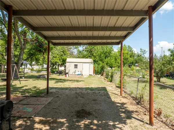 $154,000 | 706 Gassaway Avenue, Lott, TX 76656