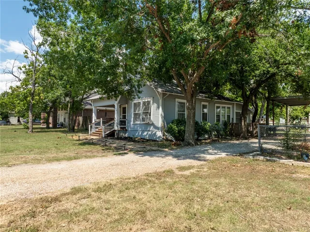 $154,000 | 706 Gassaway Avenue, Lott, TX 76656