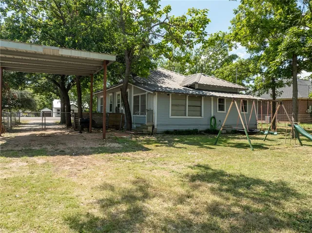 $154,000 | 706 Gassaway Avenue, Lott, TX 76656