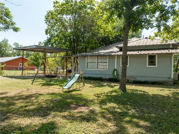 $154,000 | 706 Gassaway Avenue, Lott, TX 76656