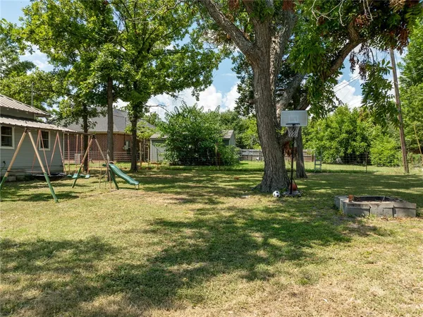 $154,000 | 706 Gassaway Avenue, Lott, TX 76656