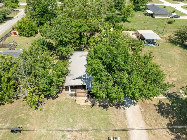 $154,000 | 706 Gassaway Avenue, Lott, TX 76656