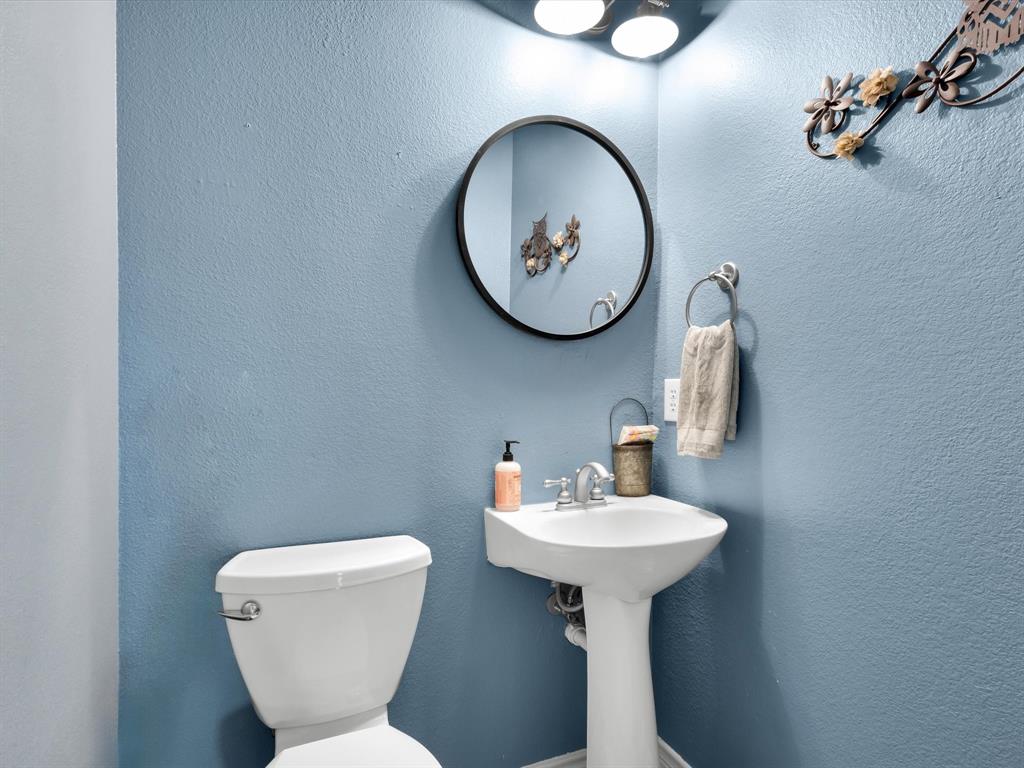 1803 Timber Ridge Drive Frisco, TX 75036 - Photo 19 of 40 Bathroom with a textured wall