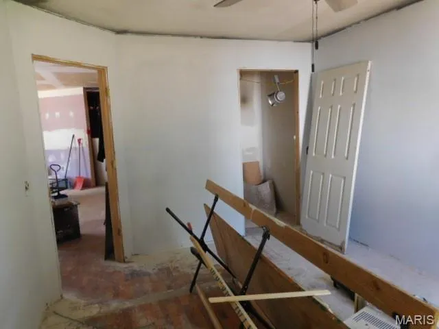 $100,000 | 4235 Radio Tower Road, Salem, IL 62881