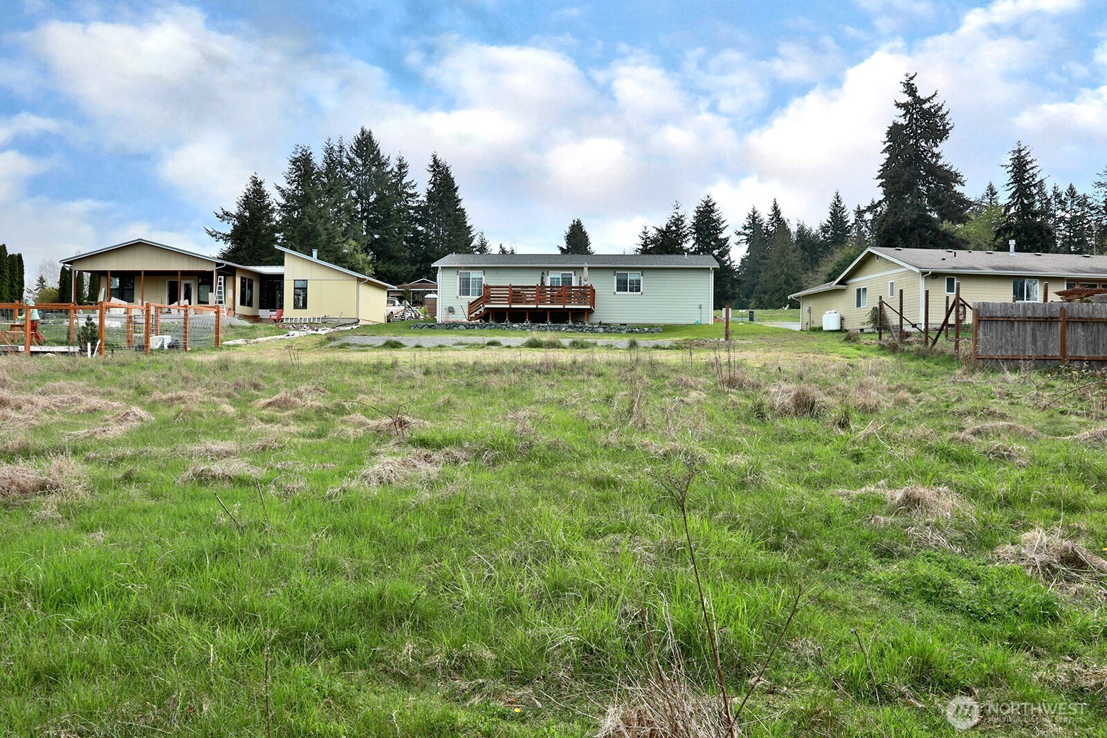 85 Skyview Drive Clinton, WA 98236 - Photo 10 of 26 a front view of a house with a garden