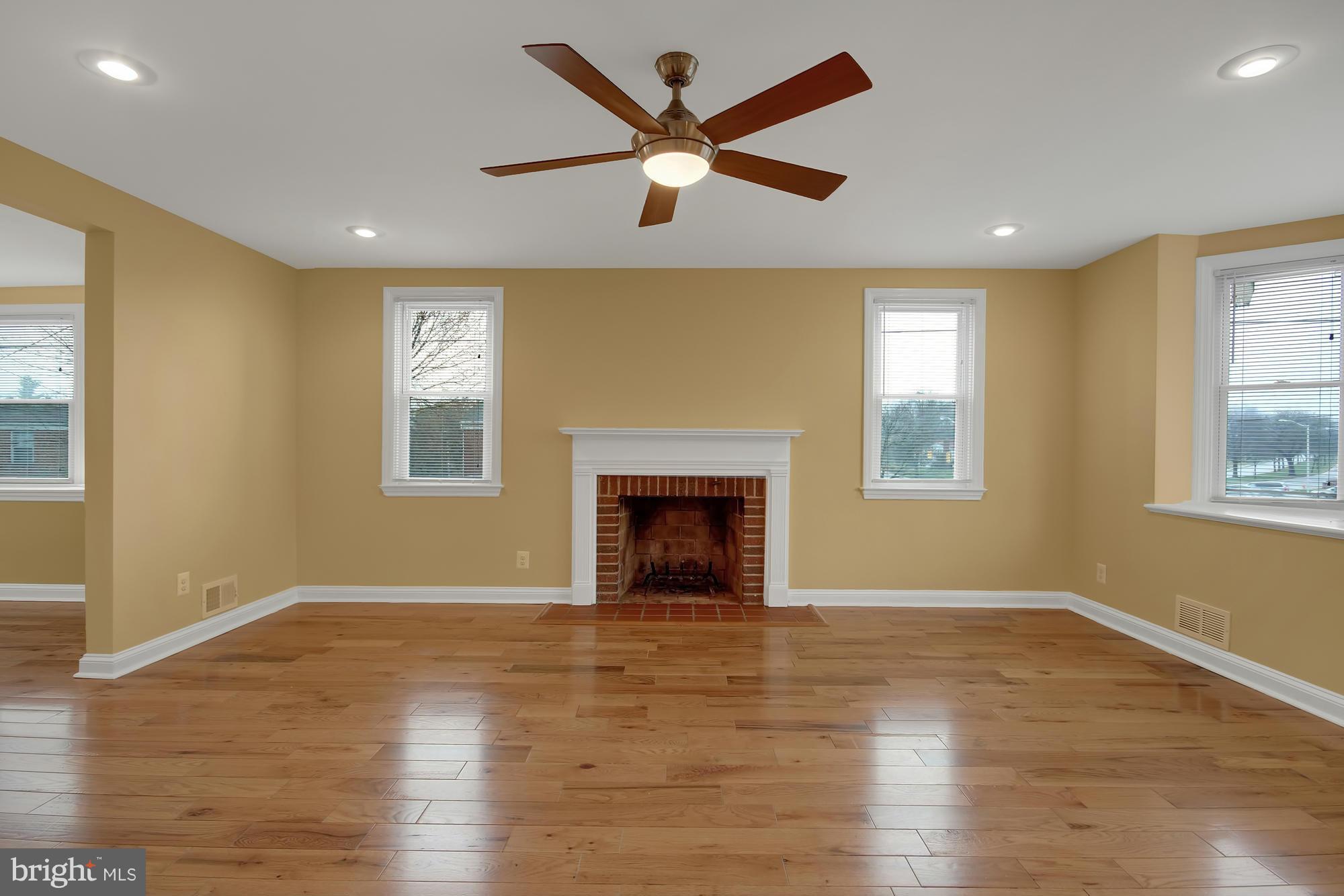 1501 Upshire Road Baltimore, MD 21218 - Photo 8 of 24 Living Room