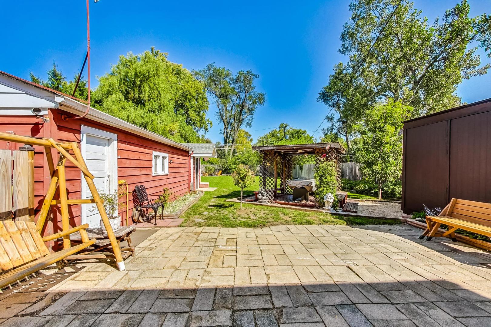 1738 Morse Avenue Des Plaines, IL 60018 - Photo 22 of 31 a view of a chairs and tables in the patio