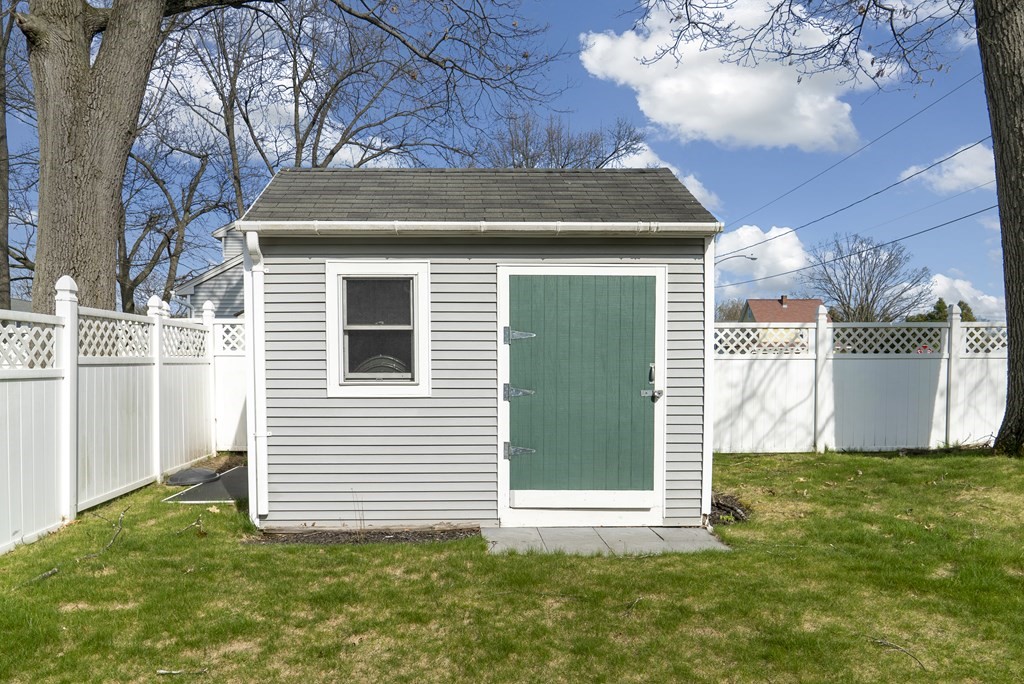 195 Mazarin Street Springfield, MA 01151 - Photo 6 of 25