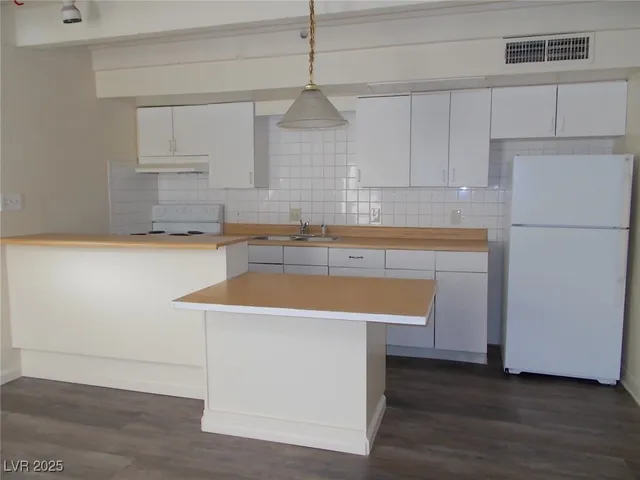 $730 | 711 East Twain Avenue, Unit B02, Las Vegas, NV 89169