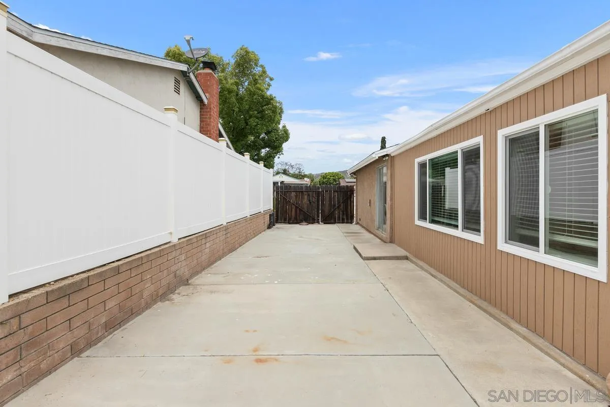 10025 Pinewood View Santee, CA 92071 - Photo 27 of 29 a view of a entryway