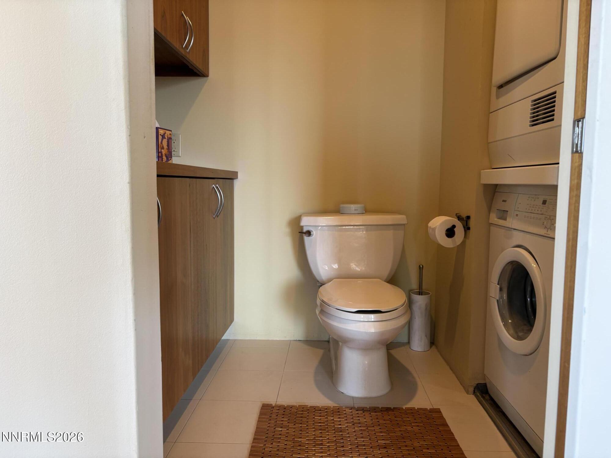 100 North Arlington Avenue, Unit 8J Reno, NV 89501 - Photo 8 of 17 8 bath lndry
