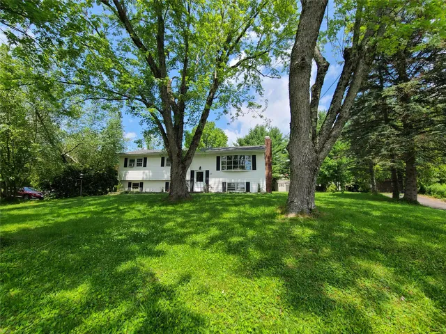 a view of a house with backyard and garden