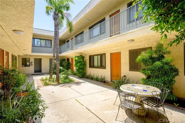 $1,350 | 16226 Vanowen Street, Unit 207, Van Nuys, CA 91406