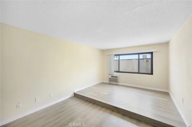 $1,350 | 16226 Vanowen Street, Unit 207, Van Nuys, CA 91406