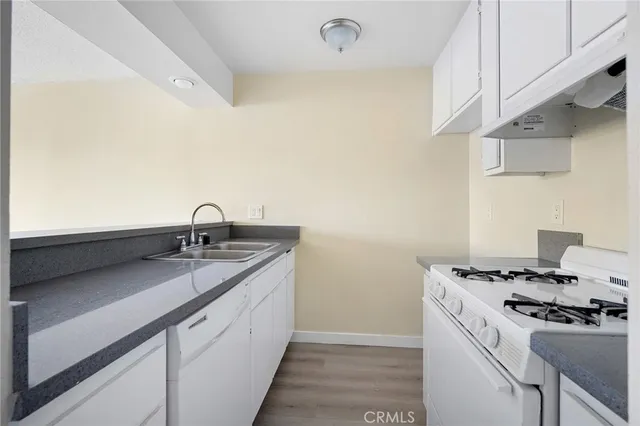 $1,350 | 16226 Vanowen Street, Unit 207, Van Nuys, CA 91406