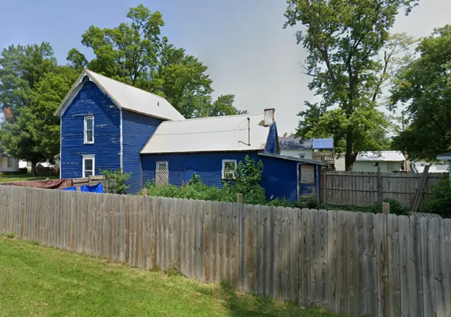a view of a back yard