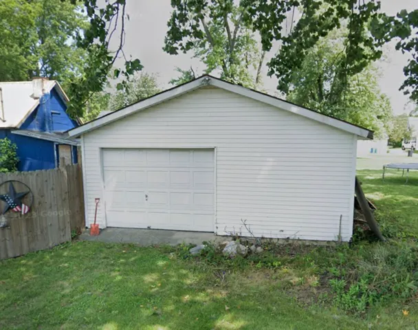 a view of a backyard