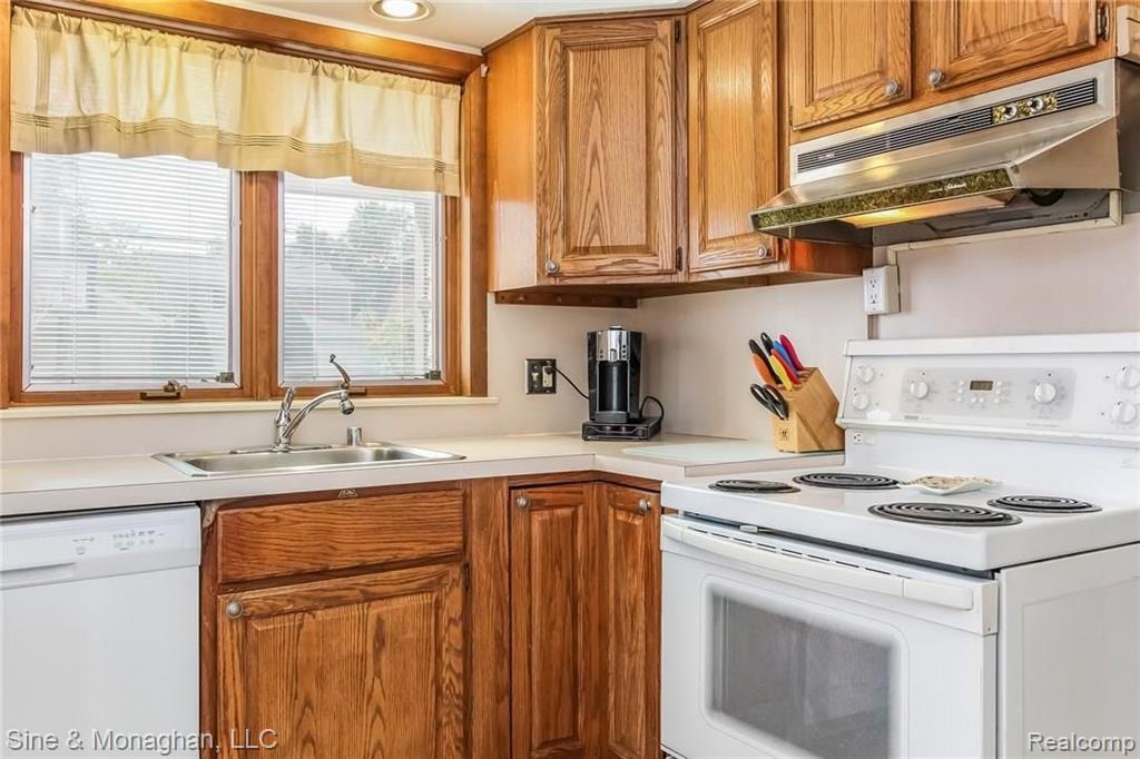 1605 Prestwick Road Grosse Pointe Woods, MI 48236 - Photo 15 of 46