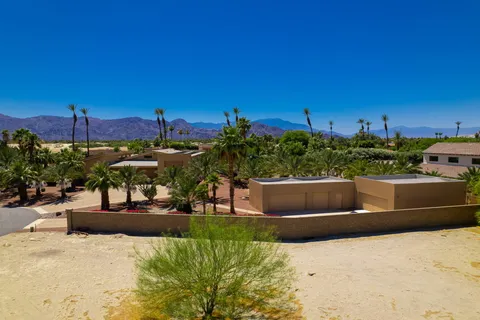 a view of a yard with a fountain