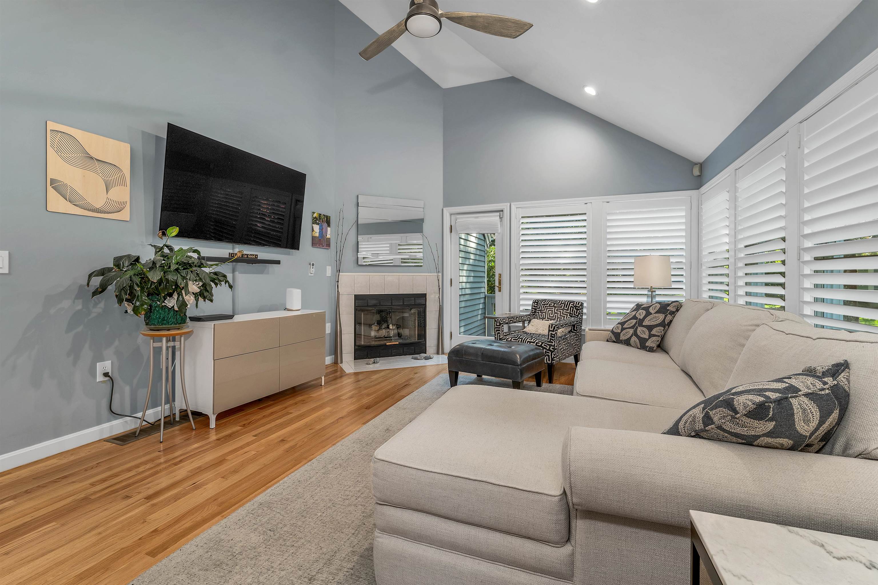 84 Hawthorne Village Road Nashua, NH 03062 - Photo 10 of 55