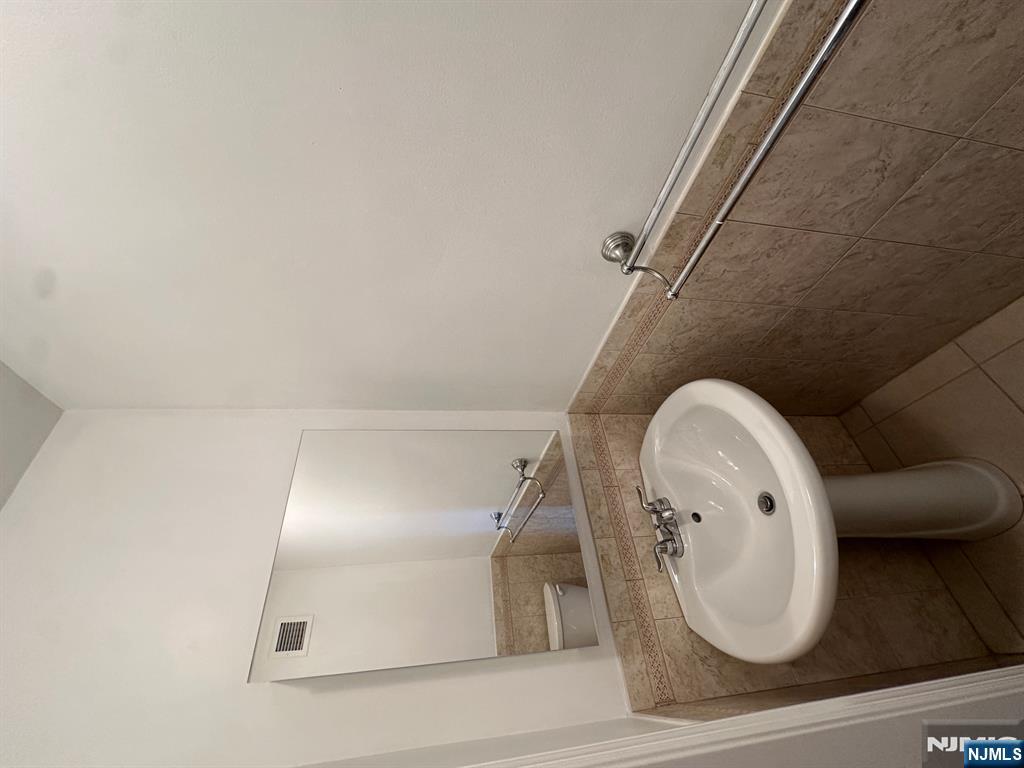 1111 River Road, Unit D5 Edgewater, NJ 07020 - Photo 13 of 18