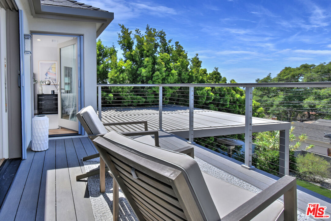 922 Berkeley Street Santa Monica, CA 90403 - Photo 19 of 33 a view of a chairs and table in the balcony