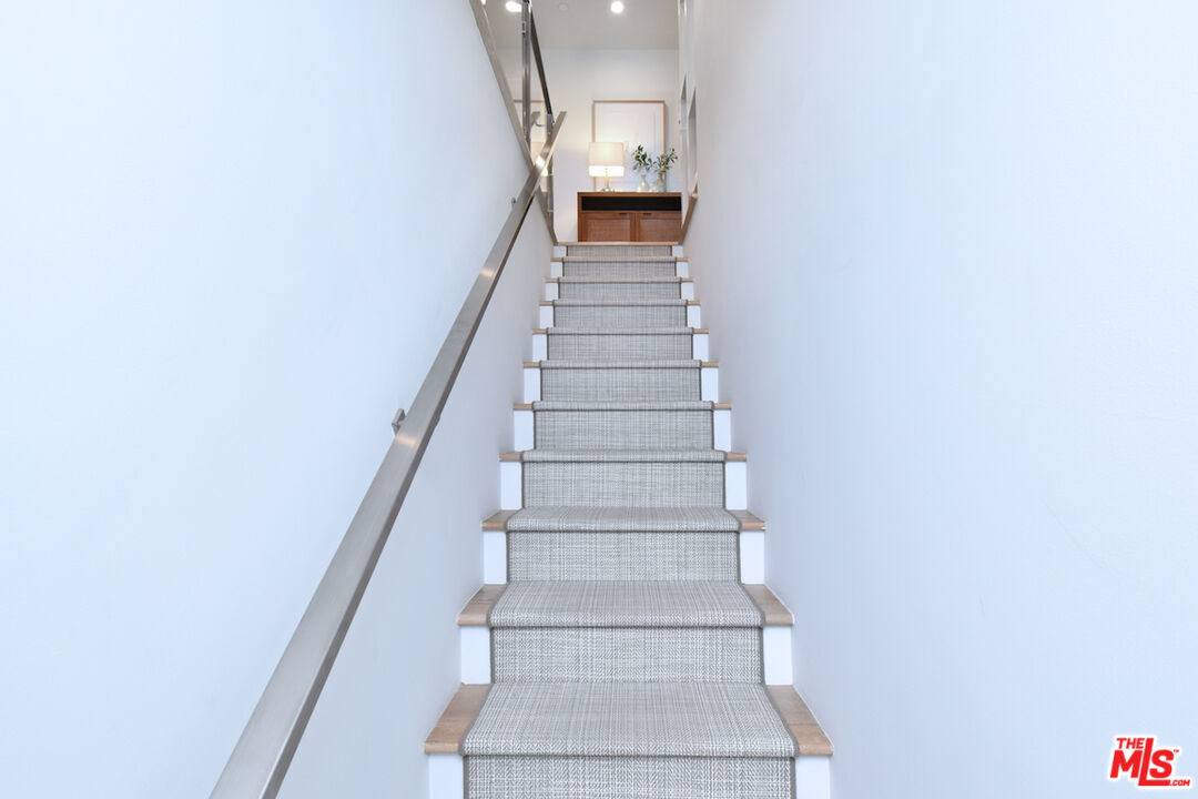 922 Berkeley Street Santa Monica, CA 90403 - Photo 20 of 33 a view of entryway
