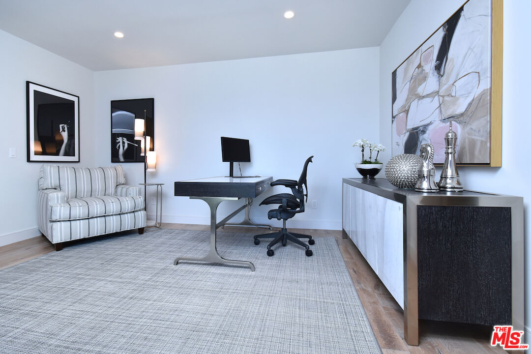 922 Berkeley Street Santa Monica, CA 90403 - Photo 23 of 33 a work room with furniture and a rug