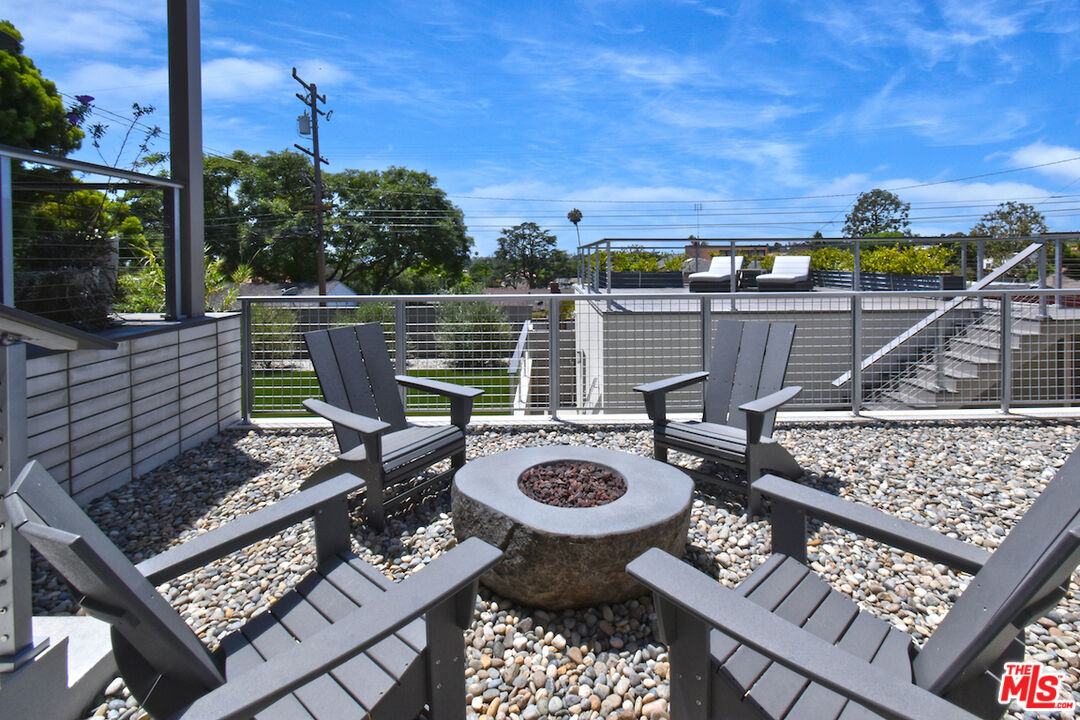 922 Berkeley Street Santa Monica, CA 90403 - Photo 28 of 33 a view of a chairs and table in the terrace