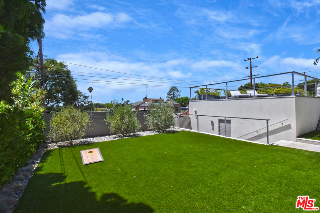 922 Berkeley Street Santa Monica, CA 90403 - Photo 29 of 33 a view of a backyard with a garden