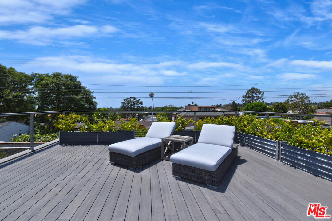 922 Berkeley Street Santa Monica, CA 90403 - Photo 30 of 33 a view of a terrace with couches