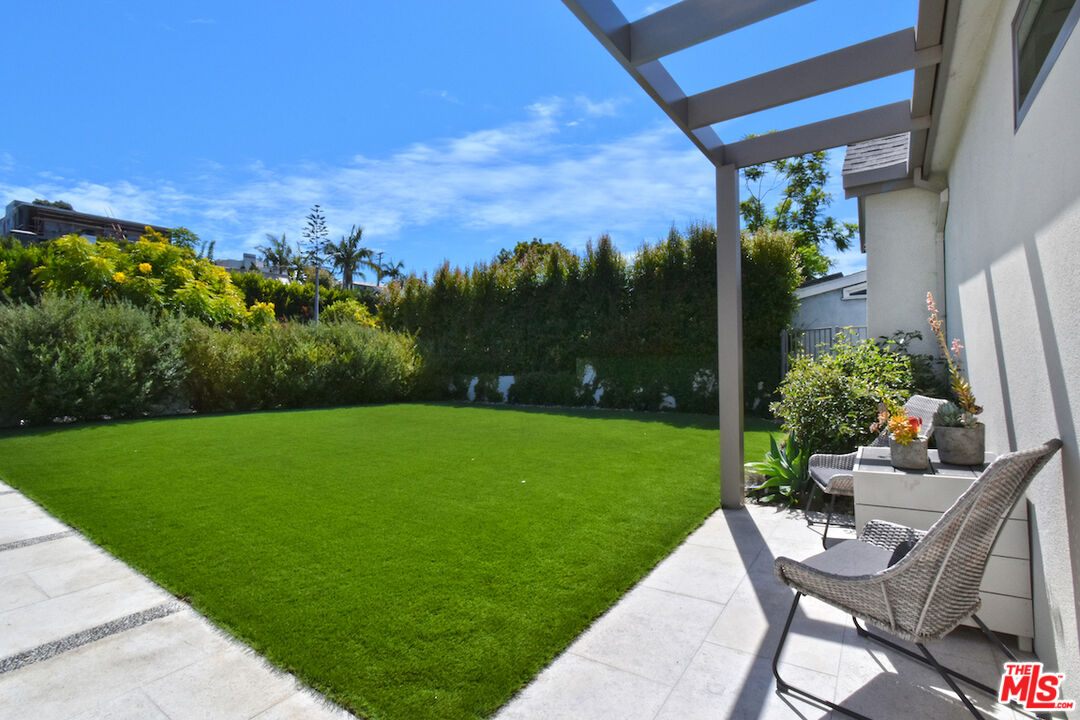 922 Berkeley Street Santa Monica, CA 90403 - Photo 32 of 33 a view of a chairs and table in the garden