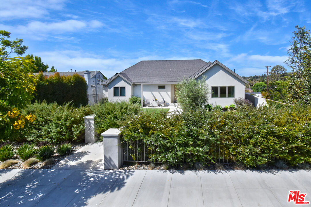 922 Berkeley Street Santa Monica, CA 90403 - Photo 33 of 33 a front view of a house with a yard